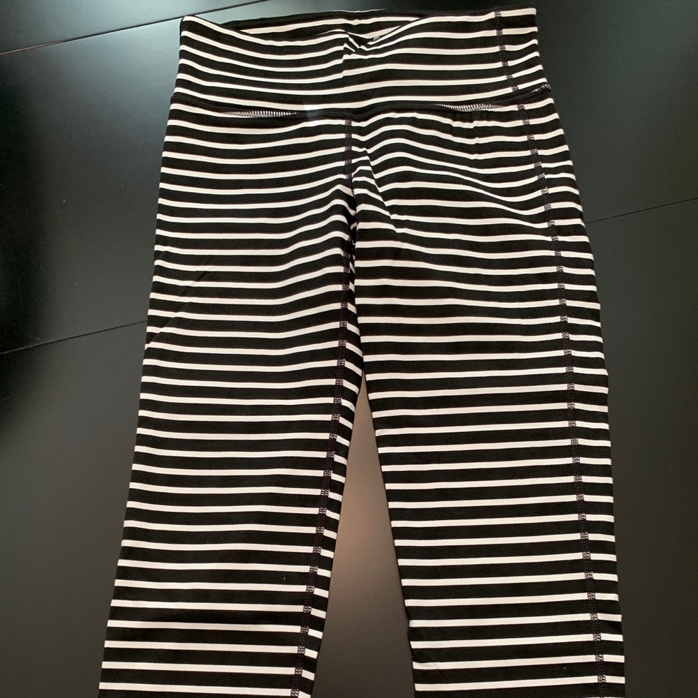 Athleta stripped cropped leggings size small.